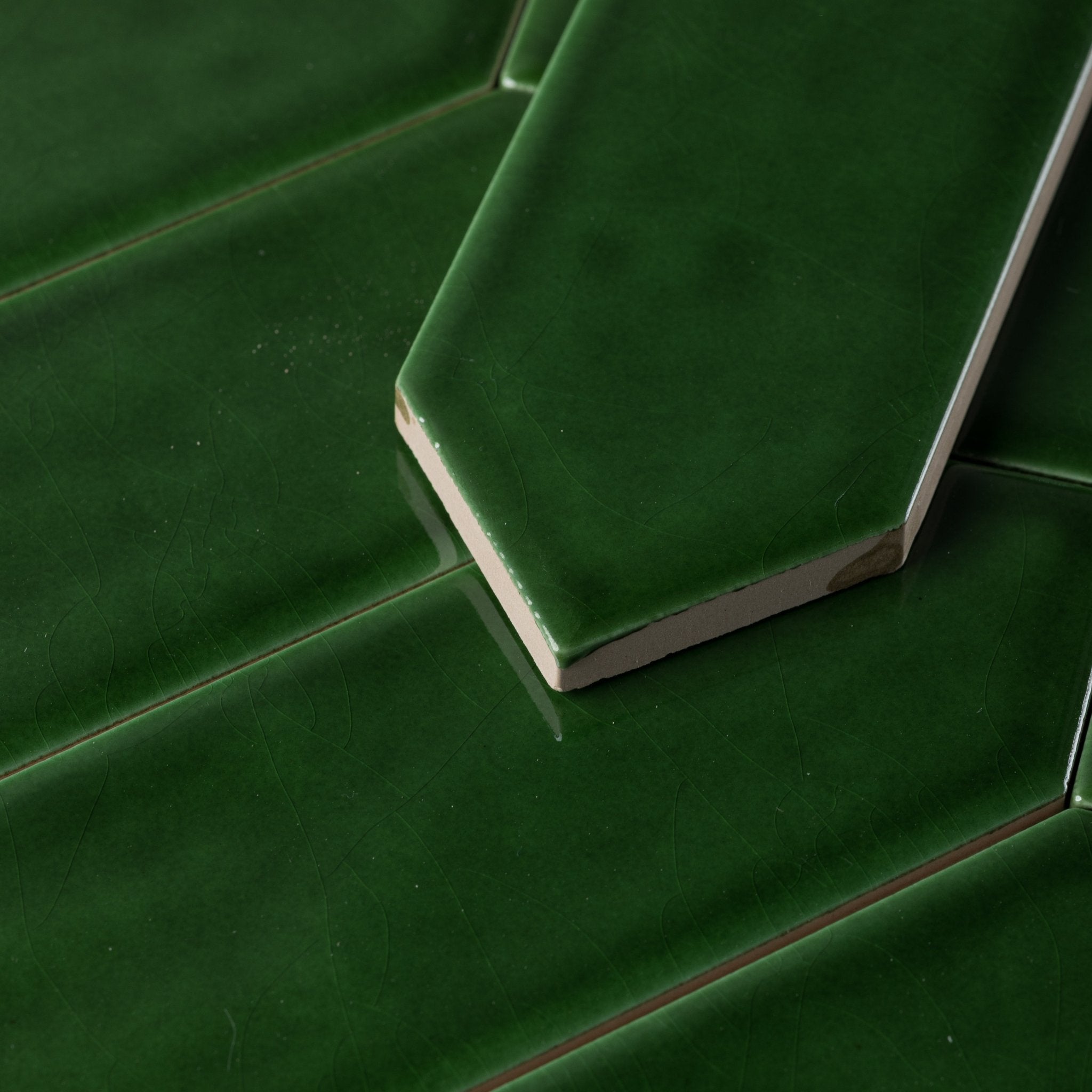 Handmade Picket Emerald Green Glossy Undulated Subway Tile